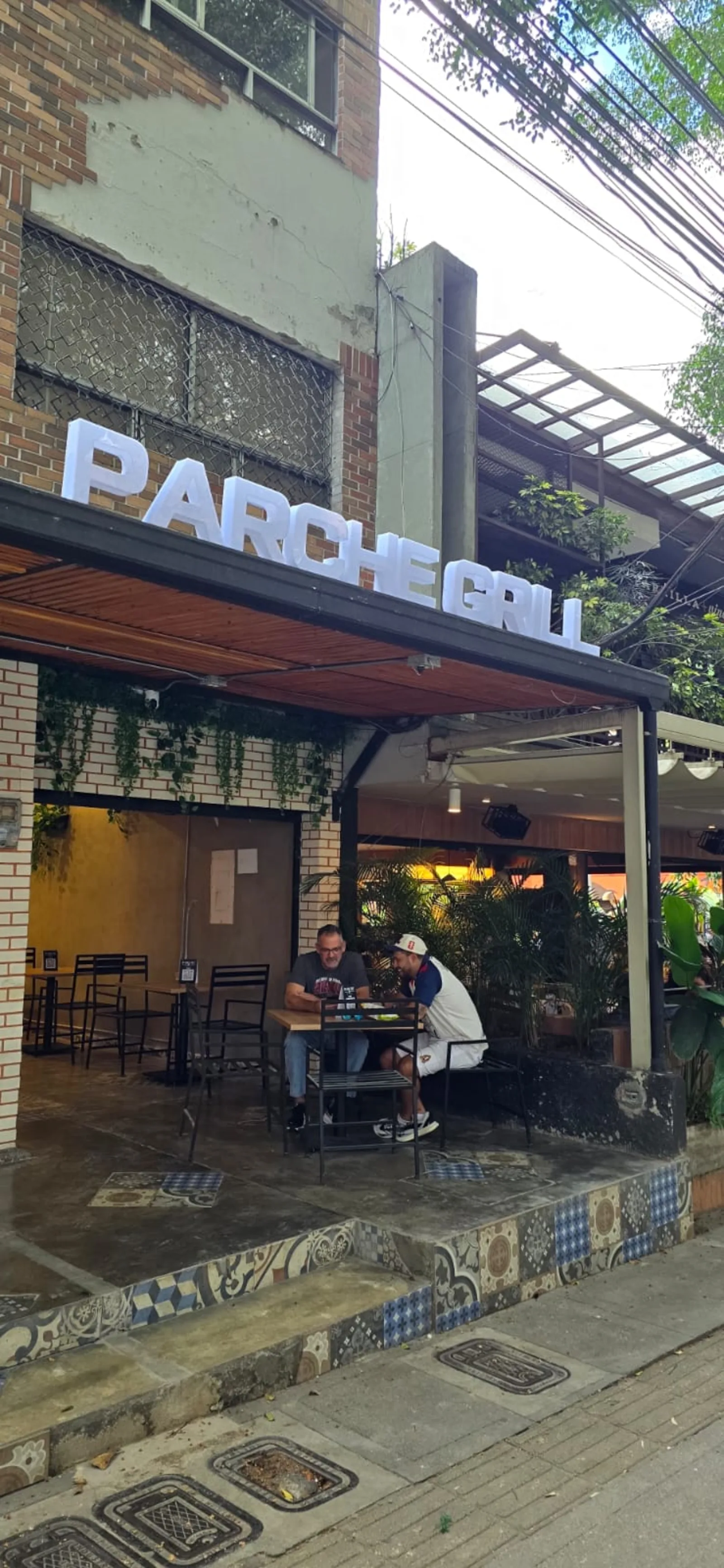 Fachada de Parche Grill en Laureles, Medellín