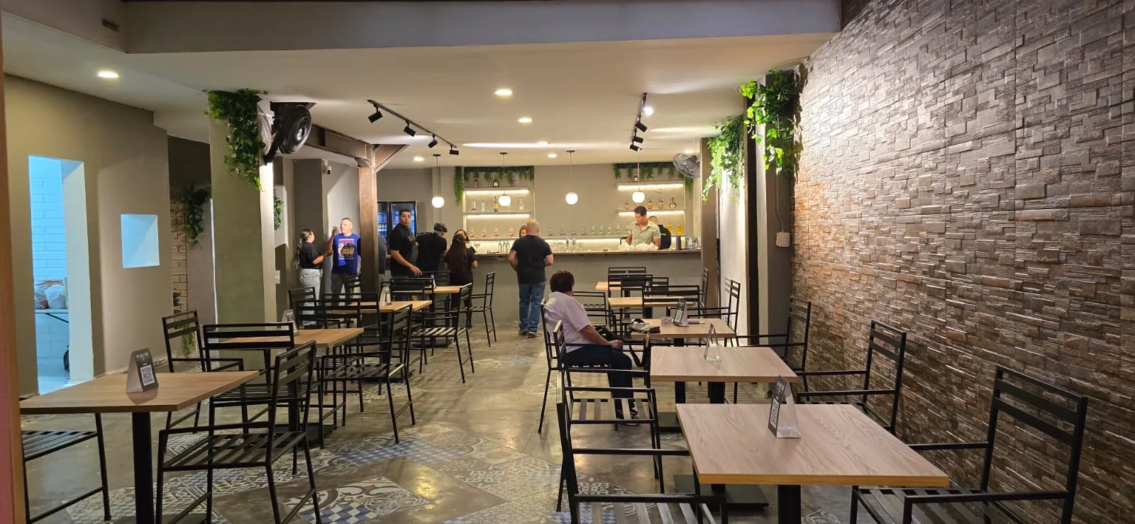 Salón principal y barra de Parche Grill